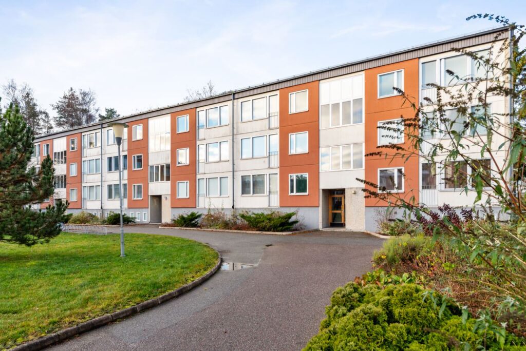 18. OmlaE295A0eggning av plaE295A0ettak paE295A0e fastighetshus