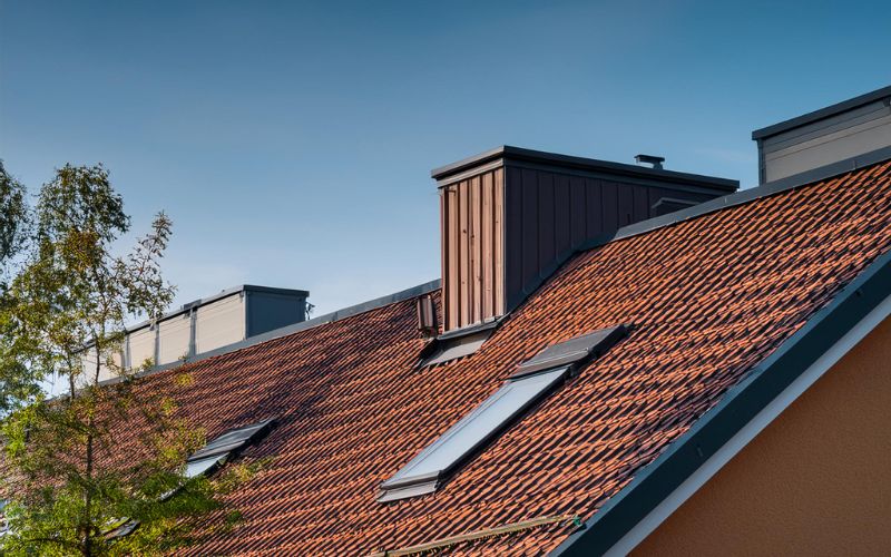 29. Monterat taksakerhet takstege brygga pa mindre fastighetshus